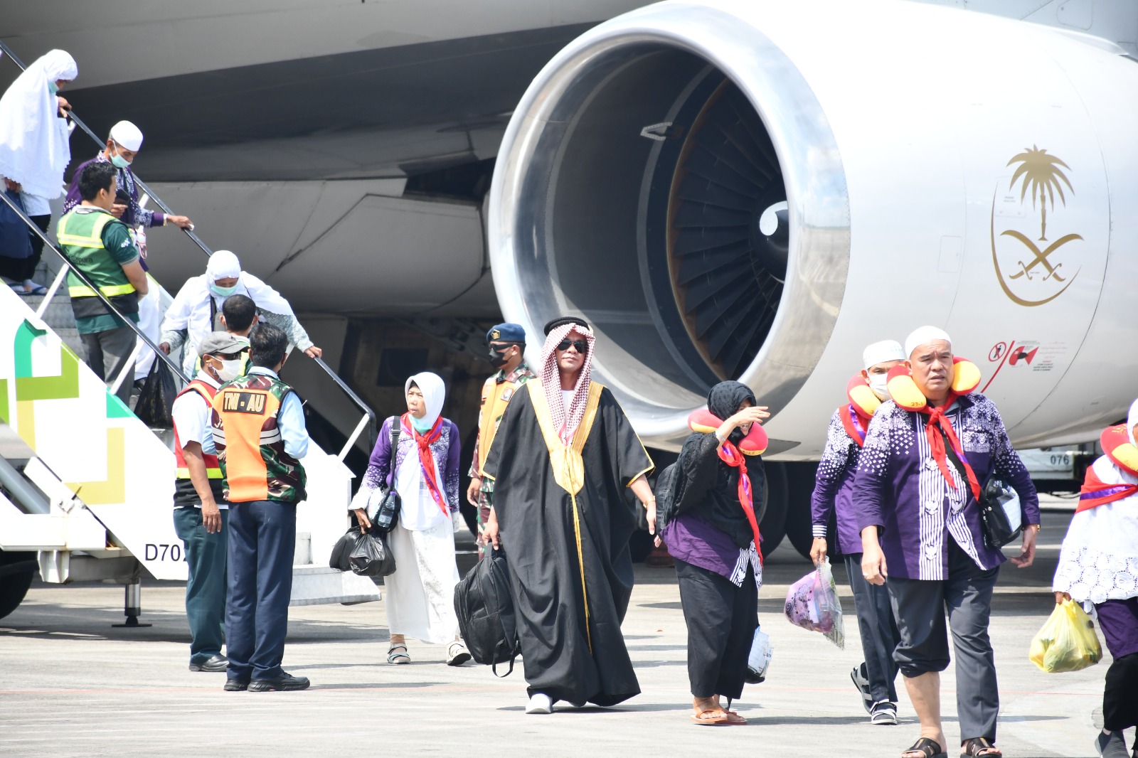 Adu Gaya Kedatangan Jemaah Haji Kloter 14 Debarkasi Palembang, Saat Tiba di Bandara SMB II Palembang