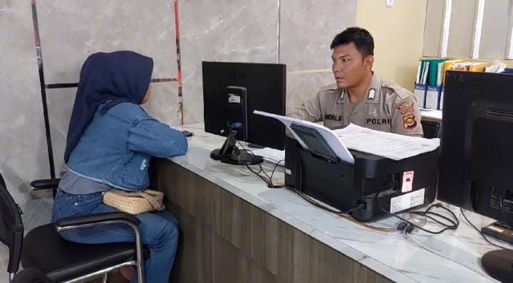 Nunggak Kredit AC, Pintu Rumah Didobrak, Barang-barang Milik IRT di Palembang Ini Diambil Paksa 