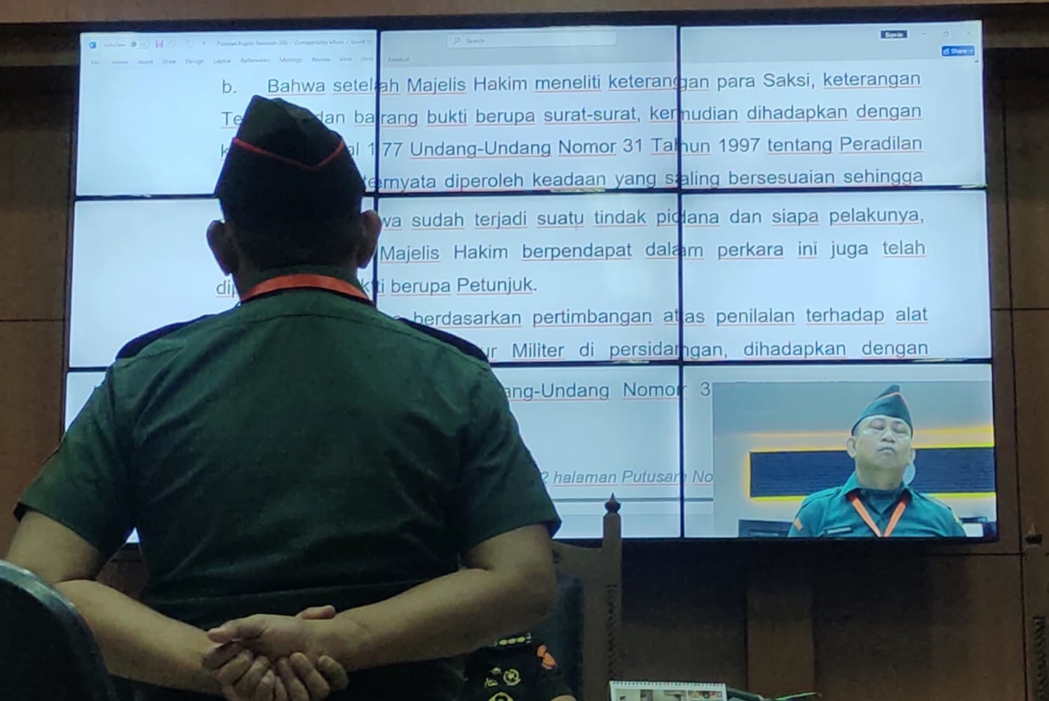 Kopda Bazarsah Terdakwa Kasus Pembunuhan Kapolsek Negara Batin 'Ngantuk' Saat Sidang Vonis Pidana
