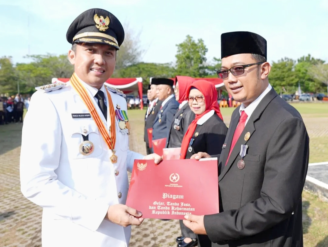 Terima Satya Lencana Karya Satya 10 Tahun dari Bupati, Abdul Salam Siap Dukung Program Bupati Ogan Ilir