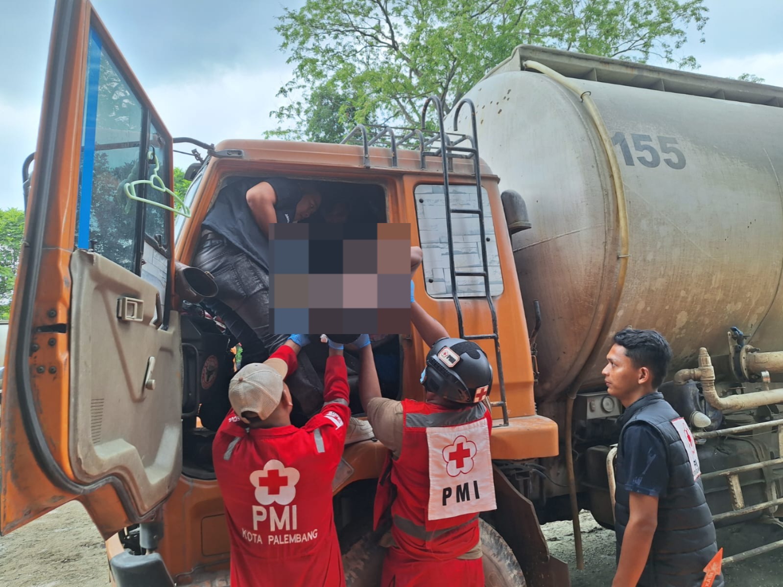 Sopir Truk Semen Ditemukan Meninggal Dalam Mobil Sedang Parkir di Kertapati Palembang, Warga OKI 