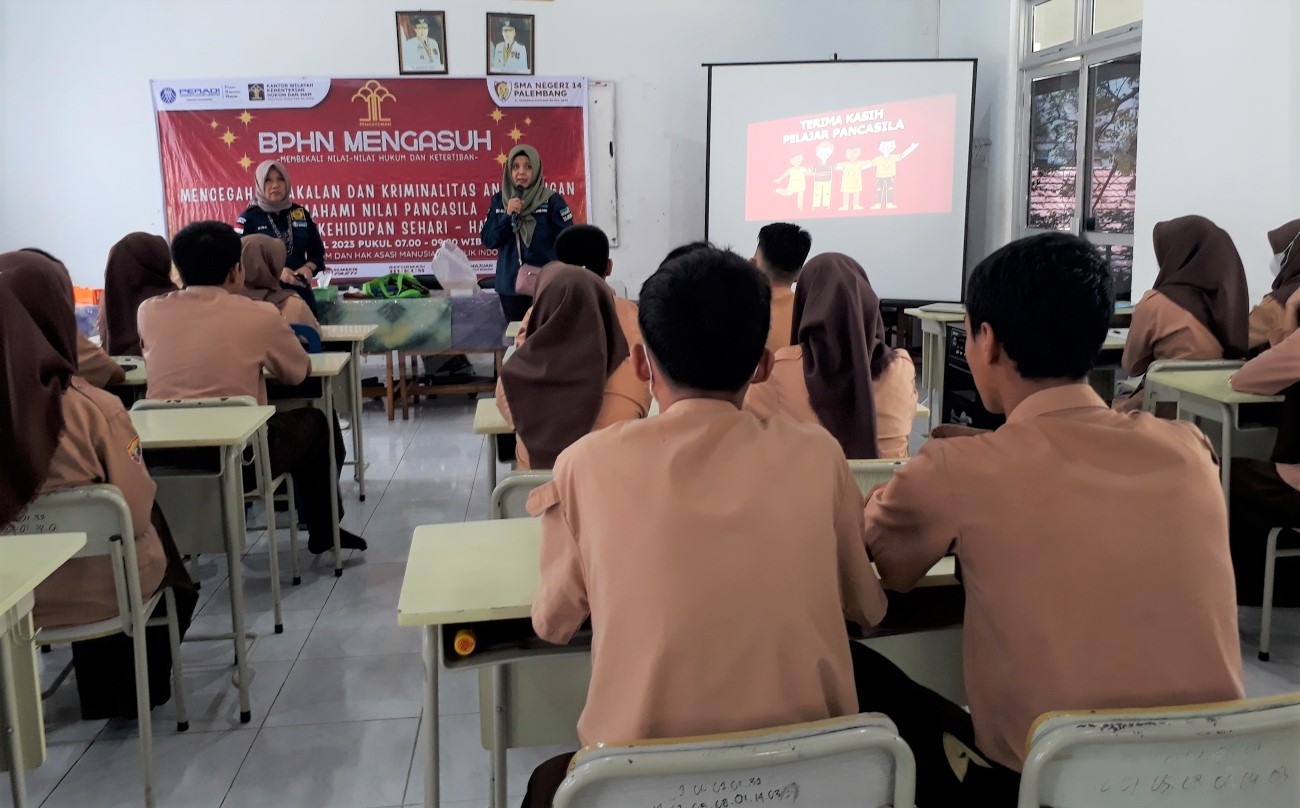 Sambangi SMA Negeri 14 Palembang,  PBH Peradi Menyemai Pelajar Pancasila Lewat Lagu 