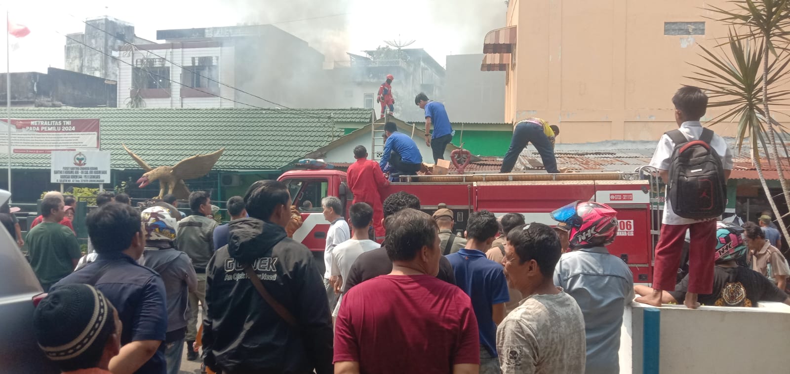 Gudang Sepeda di Lubuklinggau Hangus Terbakar, Ratusan Warga Ramai Saksikan Pemadaman Api 