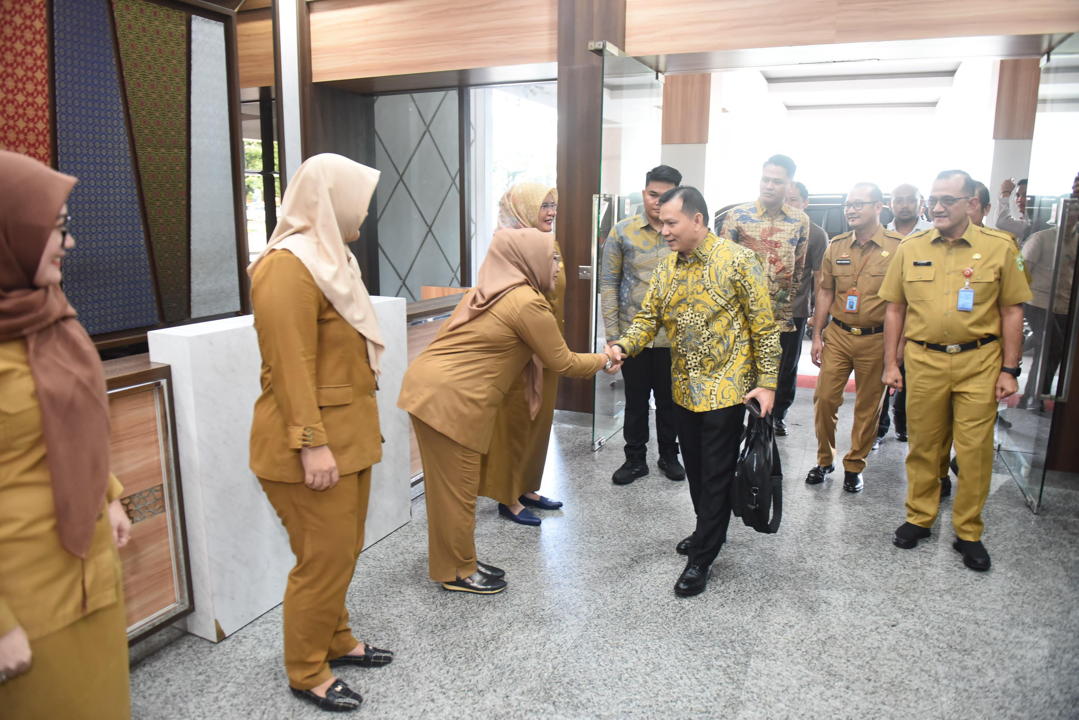 Hari Pertama Ngantor, Pj Gubernur Sumsel Elen Setiadi Langsung Sidak dan Disambut Hangat Para Pegawai