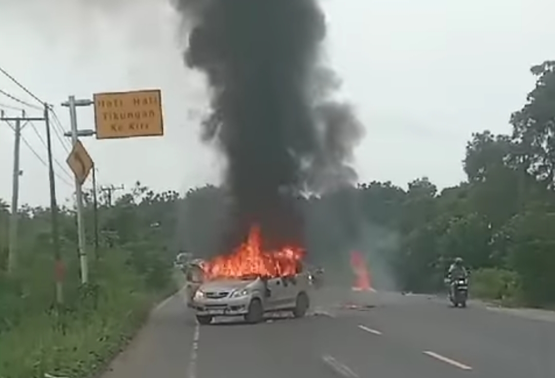 Mobil Terbakar di Jalan Lintas Palembang-Indralaya Desa Pulau Semambu Ogan Ilir, Arus Lalu Lintas Terganggu