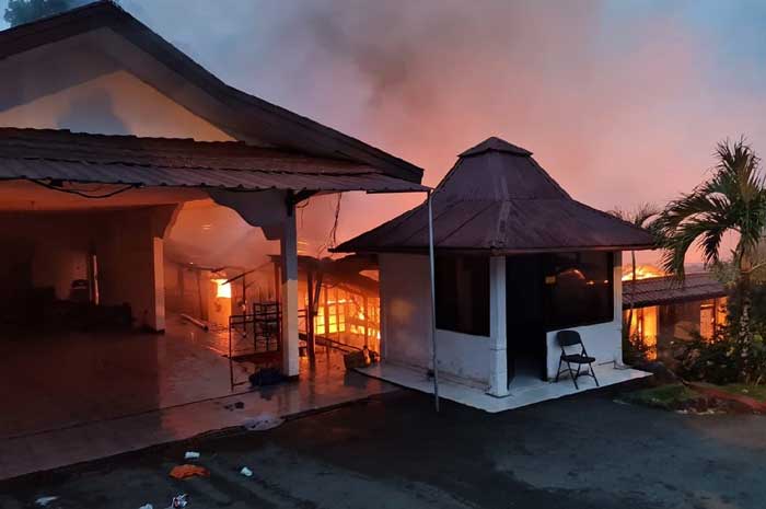 BREAKING NEWS, Rumah Dinas Kapolda Papua Ludes Terbakar