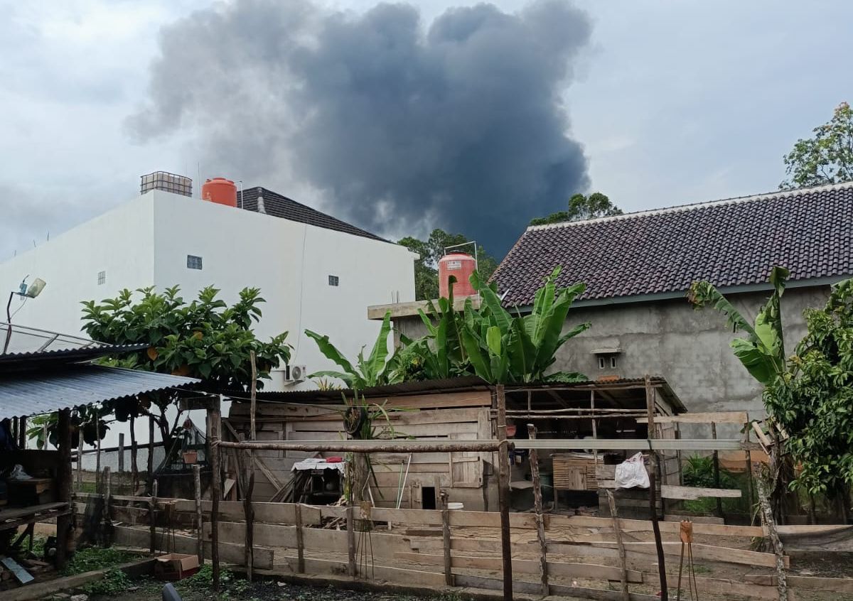 Diduga Gudang Penampungan Minyak Hasil Penyulingan Ilegal di Muba Terbakar Hebat