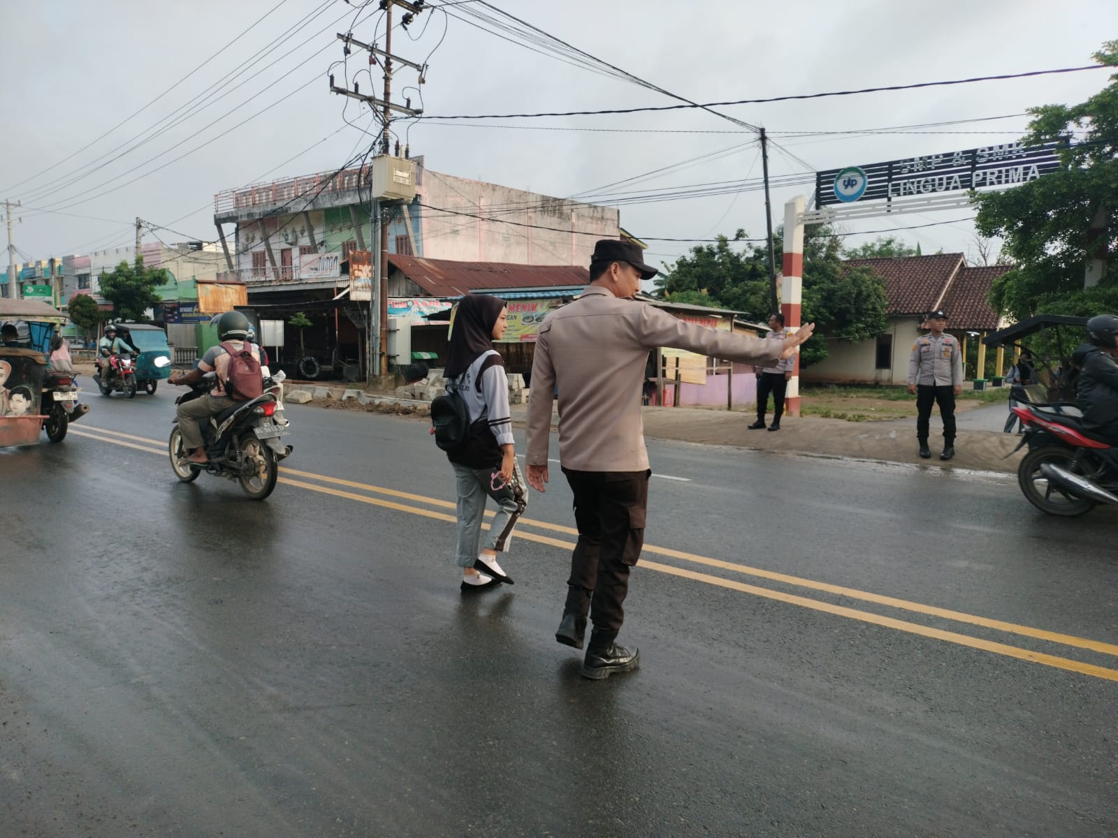 Cegah Kepadatan Arus Lalu Lintas & Kecelakaan Pelajar, Anggota Polsek Indralaya Ogan Ilir Lakukan Pengaturan