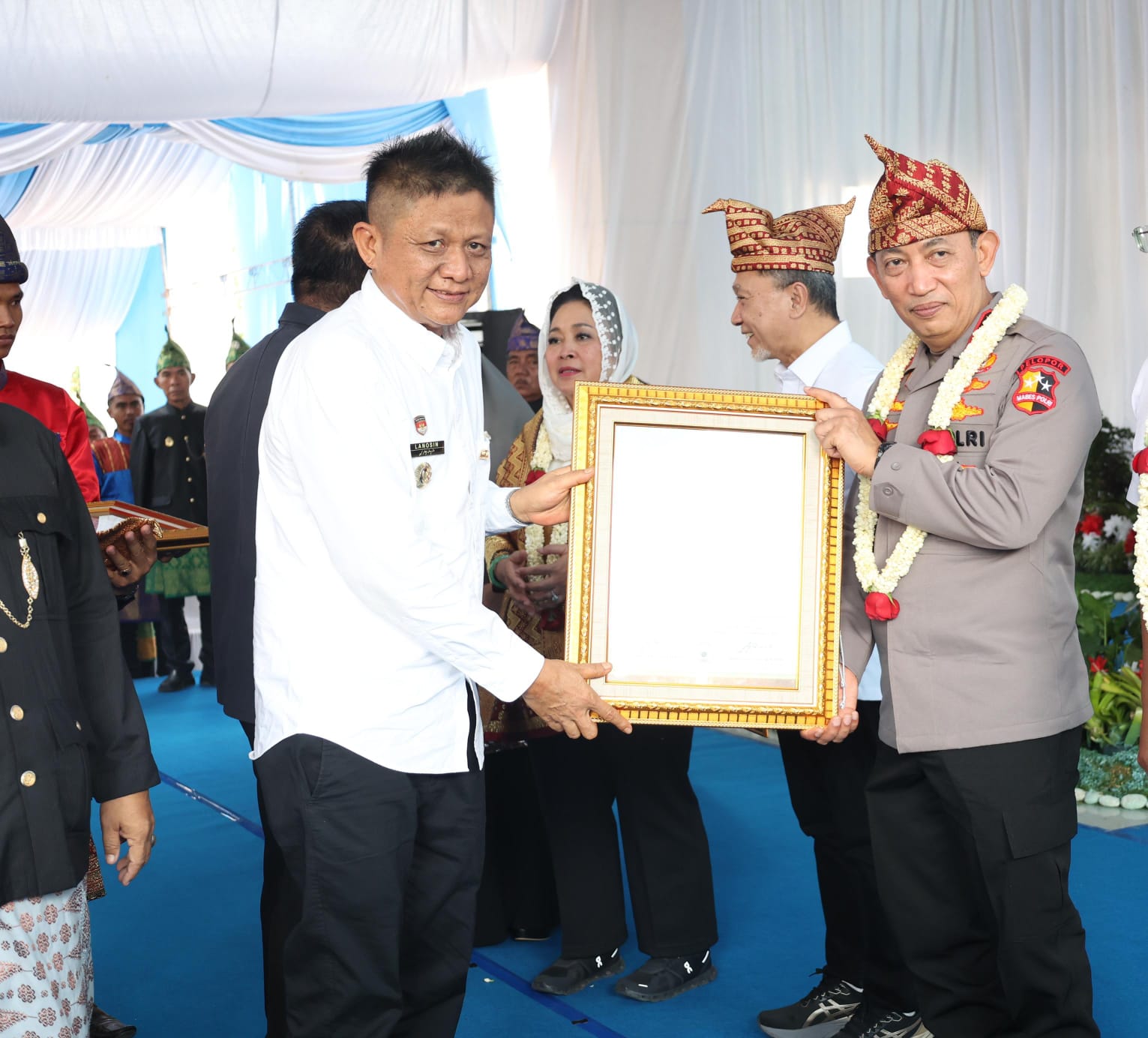 Bupati OKU Timur Lanosin Dampingi Kapolri dan Ketua Komisi IV DPR Panen Raya Jagung