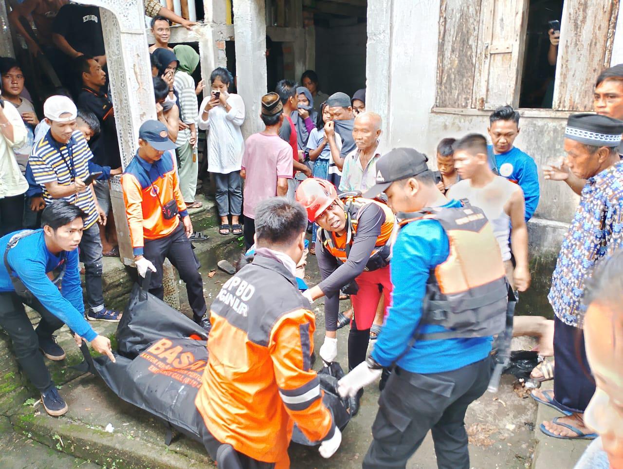 Personel Polsek Tanjung Raja Bantu Evakuasi Korban Tenggelam di Sungai Ogan Ilir