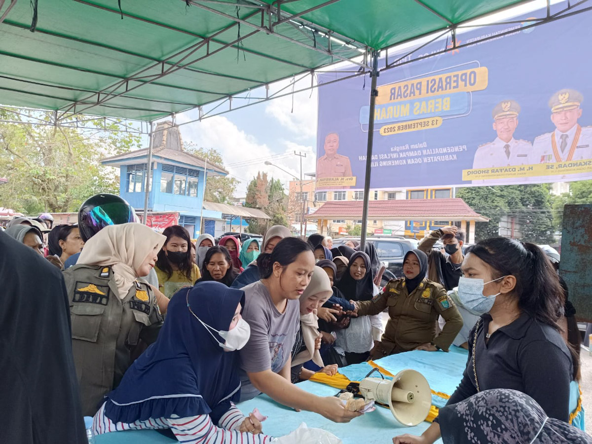 1.600 Kupon Ludes, Warga Serbu Operasi Pasar Beras Murah di Pasar Kayuagung
