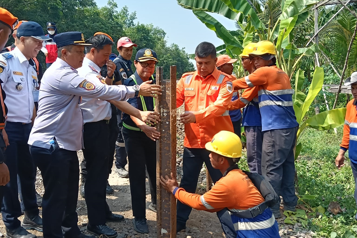 Cegah Kecelakaan! PT KAI Palembang Tutup Perlintasan Liar di Ogan Ilir