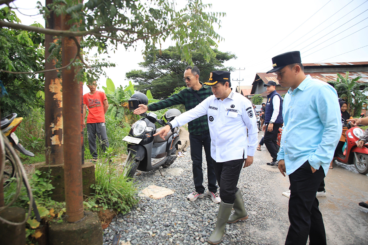 Pj Gubernur Sumsel Elen Setiadi Tinjau Jalan Rusak di Gandus Palembang, Segera Dilakukan Perbaikan