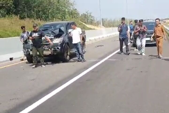 Jalan Tol Indraprabu Makan Korban, Mobil Sigra Disondol Hilux 