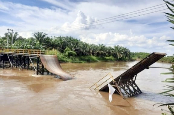 Jembatan di Ogan Ilir Ambruk, Mobil Pengangkut Sawit Tenggelam