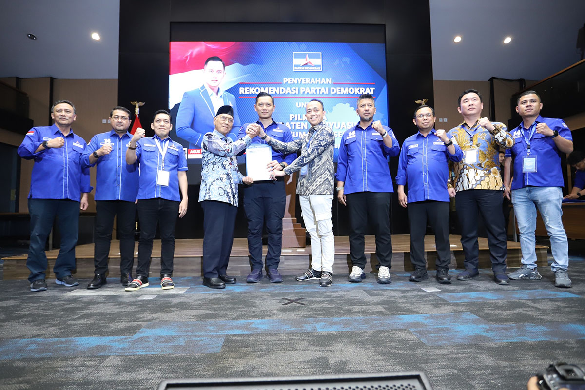 AHY Serahkan SK Rekomendasi, Pasangan Slamet-Alfi Makin Kokoh Menuju Pilkada Banyuasin 2024