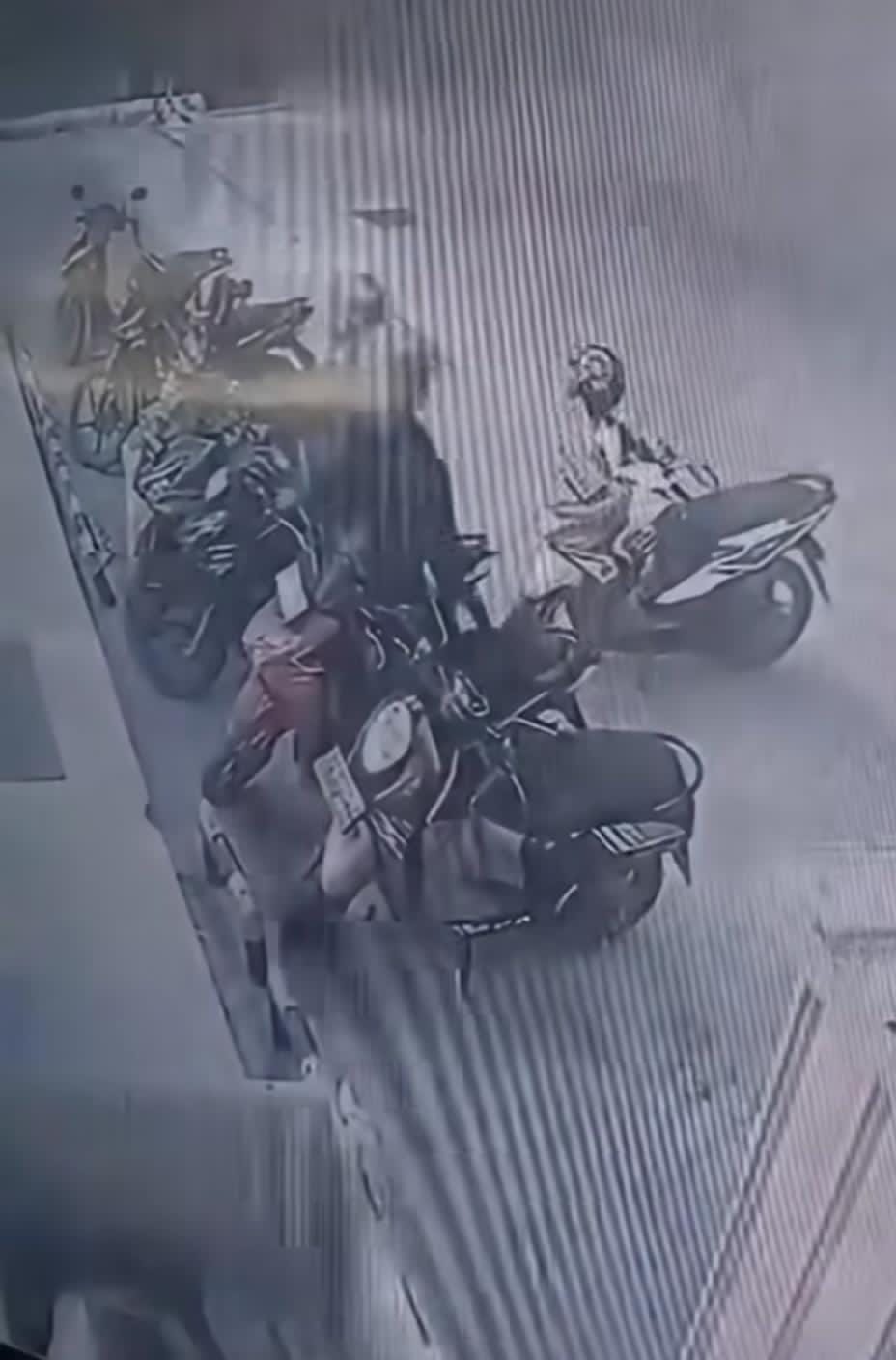Dua Pelaku Curanmor di Palembang Terekam Kamera CCTV, Hitungan Detik Gasar Motor Parkiran Minimarket 