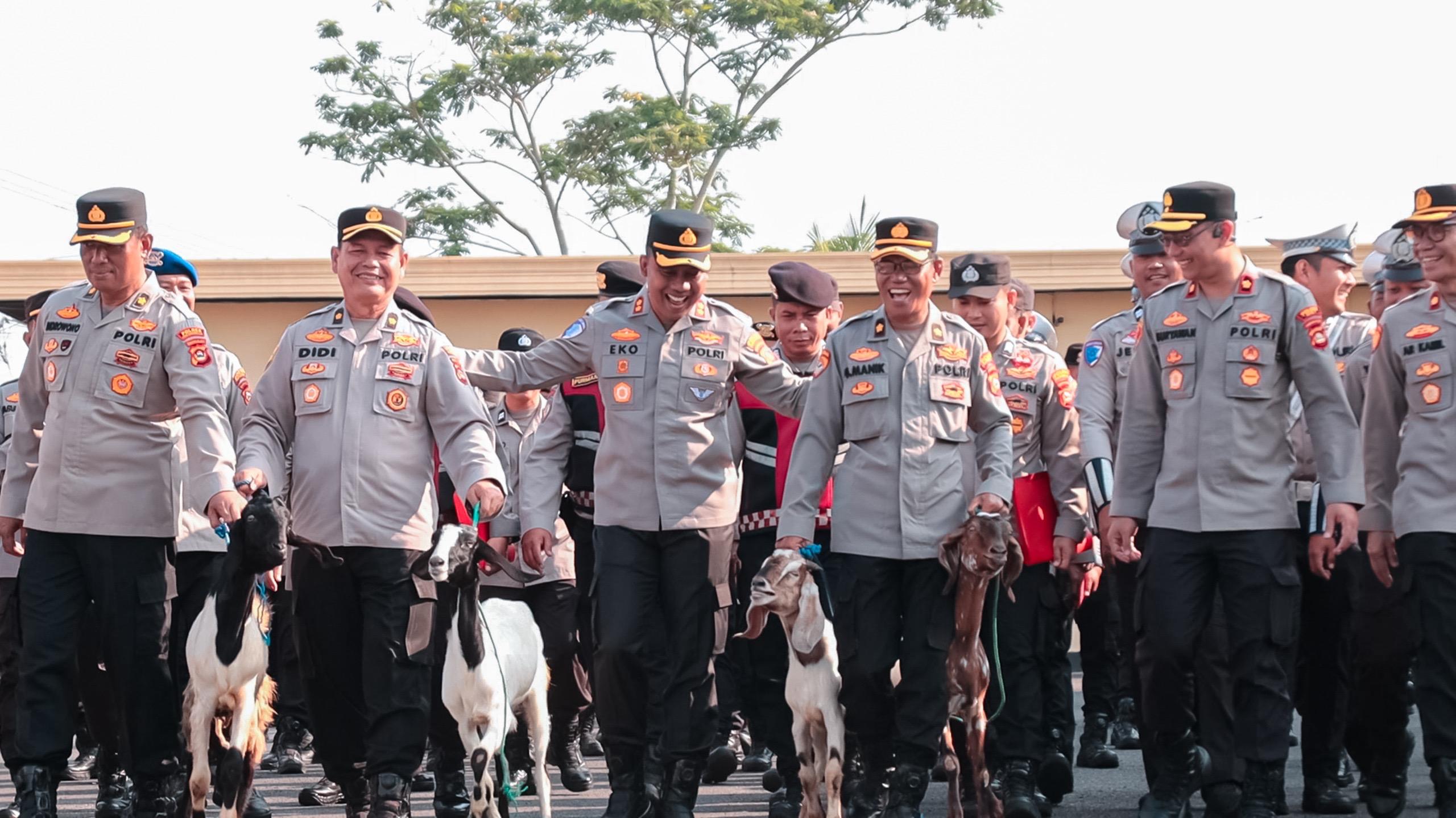 Dua Pamen Polres OKI Masuk Purna Tugas, Dihadiahi Kapolres Kambing