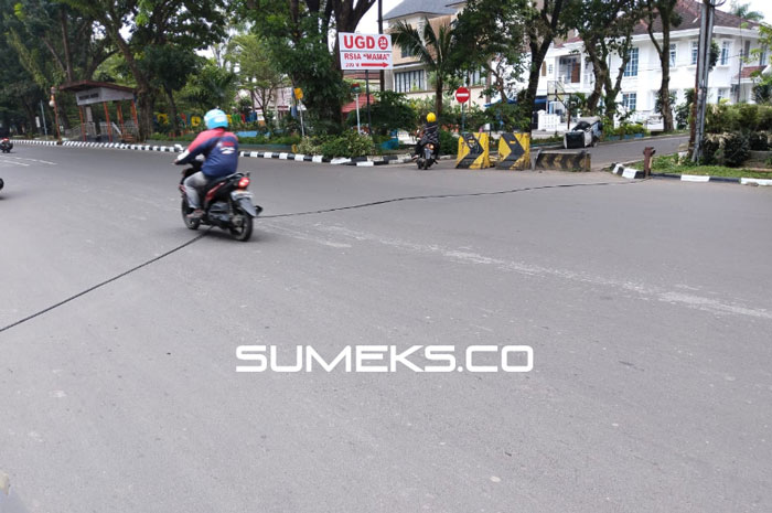 Kabel Melintang di Jl POM IX Palembang Bahayakan Pengguna Jalan