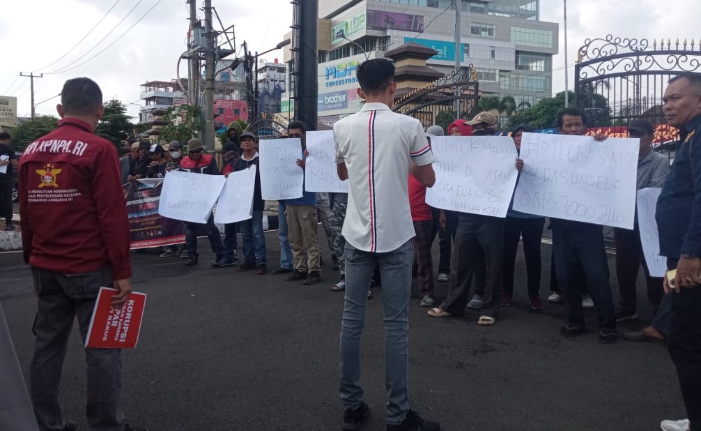  Kedatangan Aiptu FN Disambut Demo Berantas Debt Collector dan Ucapan Karangan Bunga untuk Polda Sumsel