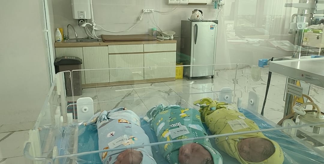 Cetak Sejarah, RS Bhayangkara M Hasan Sukses Operasi Cesar Bayi Kembar 3 Perempuan dengan Metode ERACS