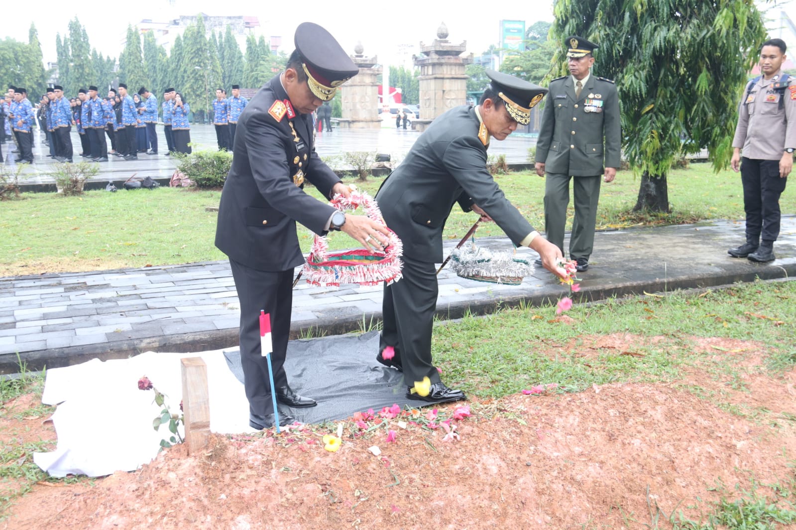 Polda Sumsel Teguhkan Nilai Kepahlawanan di Tengah Hujan Rintik Ziarah Nasional 2025