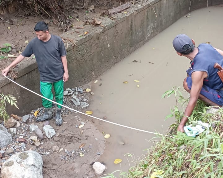 Pintu Air Saluran Irigasi Tertutup Sampah, Ribuan Hektar Sawah Mengalami Kekeringan  