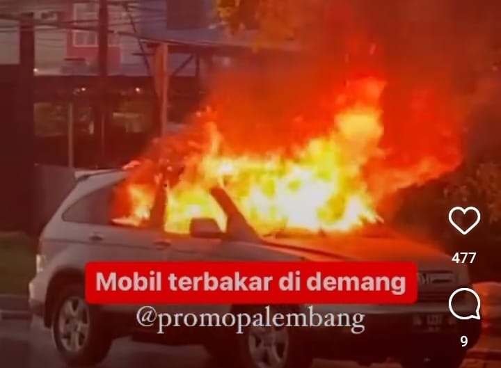 BREAKING NEWS: Mobil Honda CRV Terbakar di Jalan Demang Lebar Daun