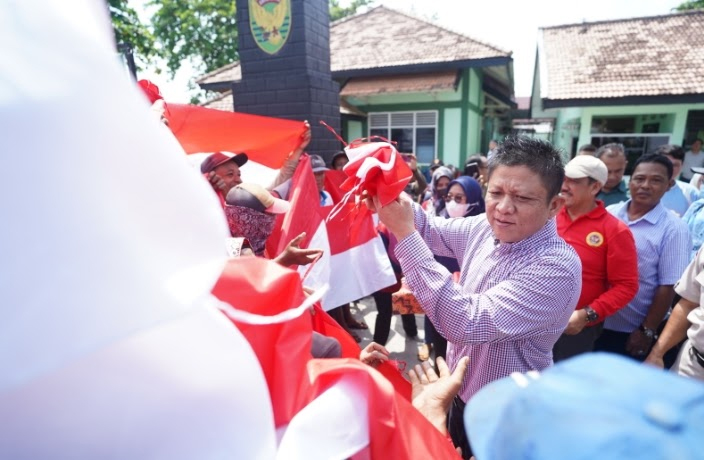 Bupati Enos dan Forkopimda OKU Timur Bagikan Ribuan Bendera Merah Putih