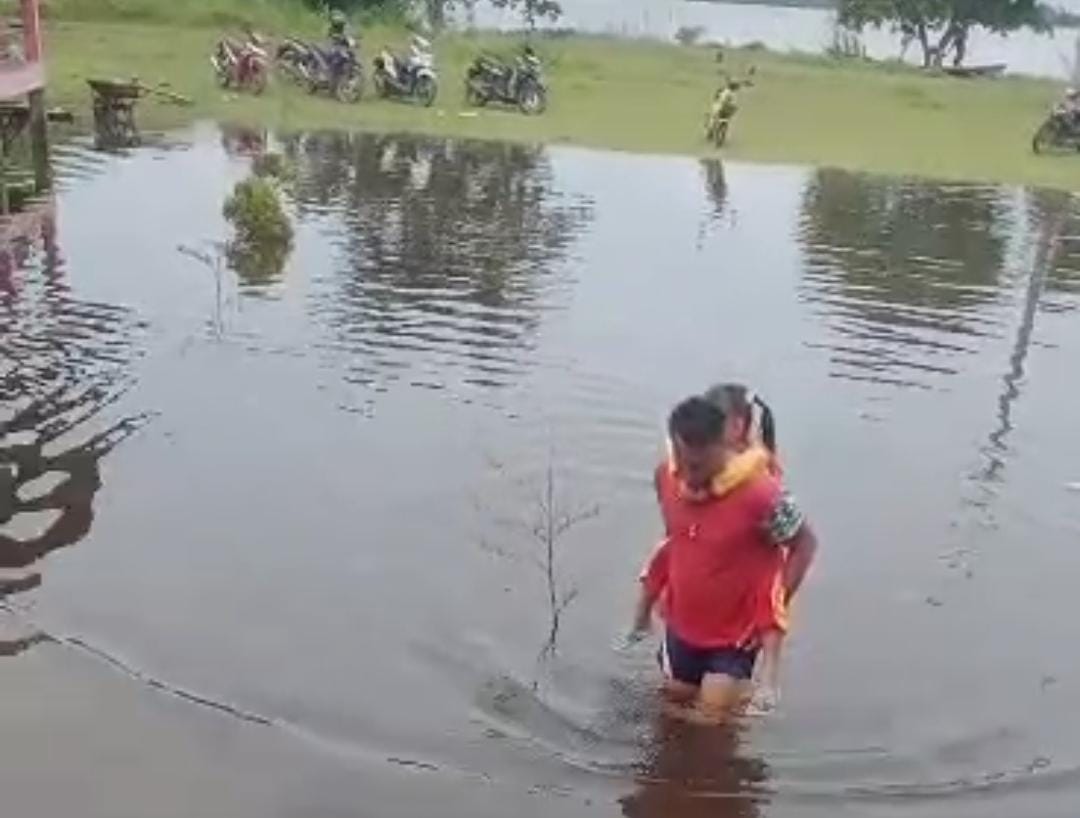  Digendong Bapak Terobos Banjir, Siswa di Rantau Bayur Banyuasin Semangat Belajar  