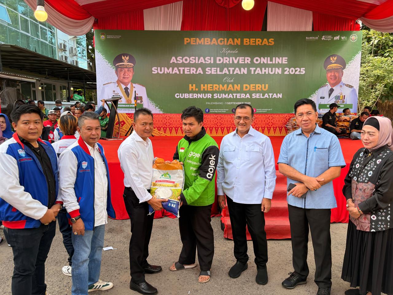 Bank Sumsel Babel Bersama Pemprov Sumsel Bagikan Beras untuk Driver Online