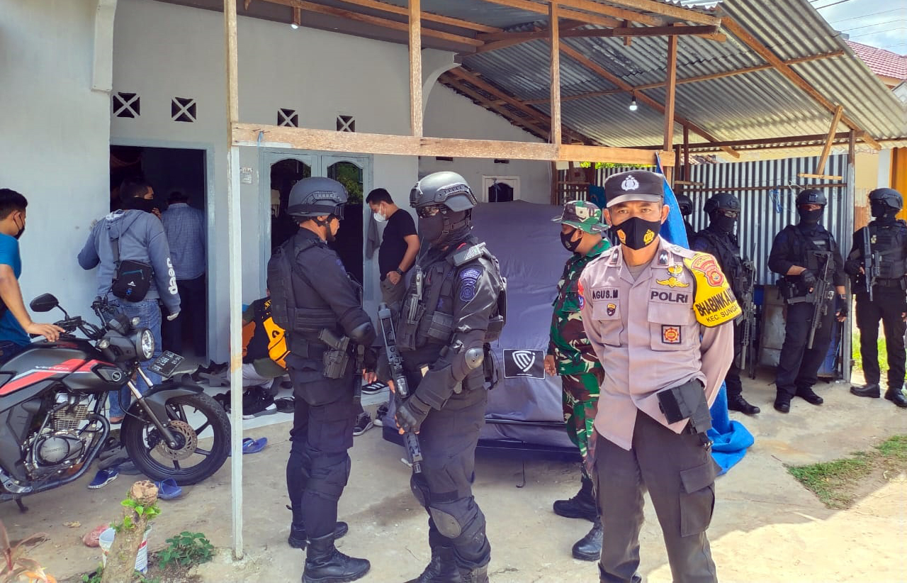 Densus 88 Anti Teror Geledah Rumah Terduga Teroris di Jambi
