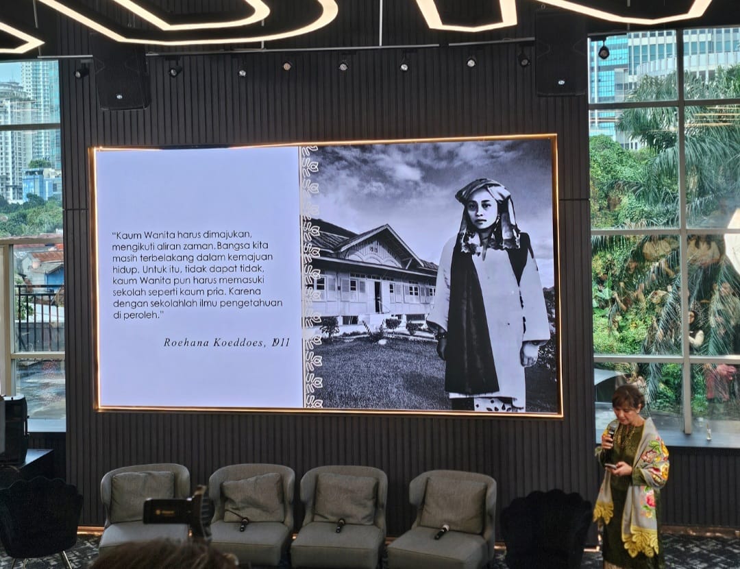 Menggugat Takdir Perempuan: Roehana Koeddoes