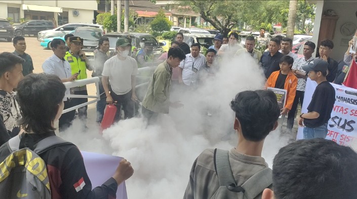 Semprot APAR Saat Bakar Ban, Puluhan Massa Aksi Unjuk Rasa Soal Sidang Korupsi di PN Palembang Nyaris Ricuh