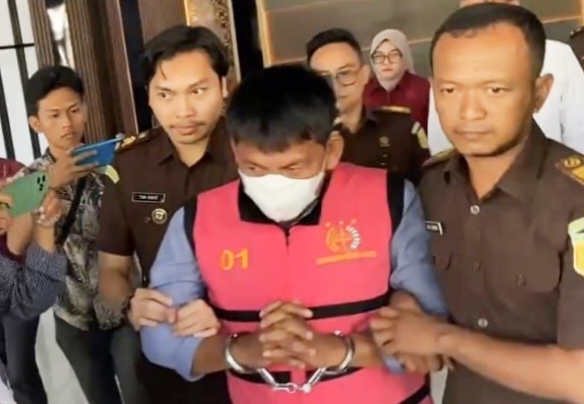 Korupsi Dana Desa Sebesar Rp663 Juta, Kades Tanjung Raya Pakai Rompi Keramat Kejari Lahat