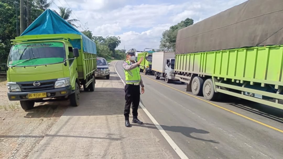  Jalintim Palembang-Betung Macet Sejak Jumat Sore, Polres Banyusin Turunkan Tim Urai Mobile  