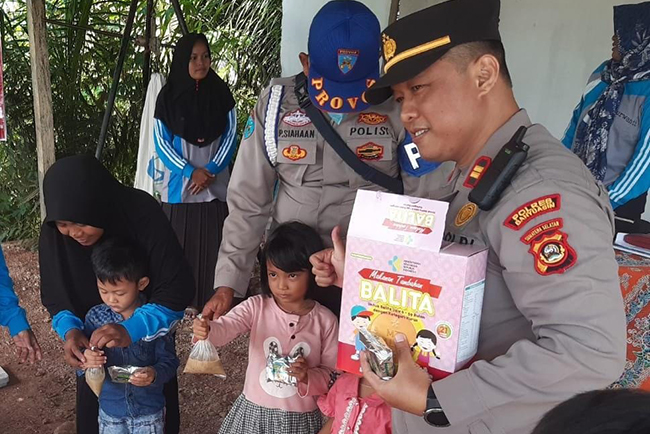 Cegah Stunting di Kabupaten Banyuasin, Polsek Tungkal Ilir Berikan Makanan Tambahan untuk Balita