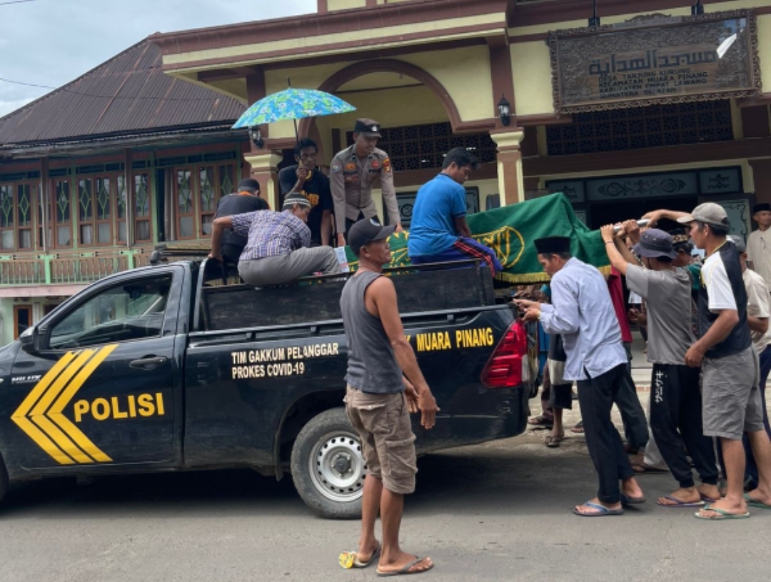 Aksi Tulus Polisi di Muara Pinang Empat Lawang, Bantu Warga Antar Jenazah dengan Mobil Dinas