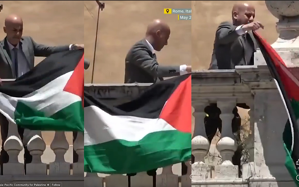 Stefano Apuzzo Politisi Mantan Parlemen Italia Kibarkan Bendera Palestina di Balkon Gedung Dewan Italia