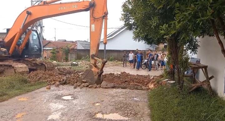 Akses Jalan Dikeruk Pemilik Lahan, Warga Perumahan Kota Modern Gandus Palembang Ancam Gugat Developer 