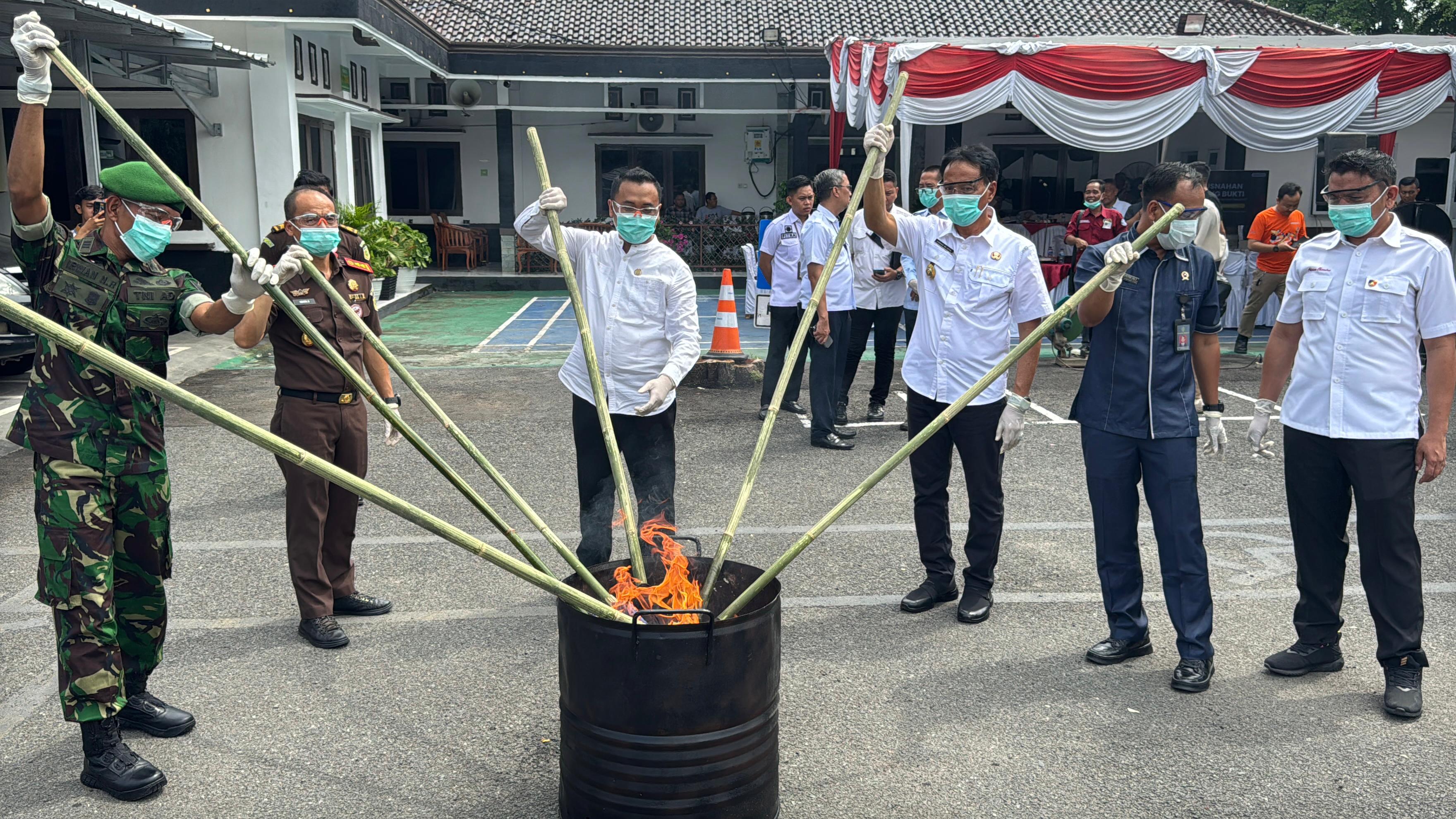 Kejari OKI Musnahkan Barang Bukti Narkoba, Senpi hingga Sajam dari 71 Berkas Perkara