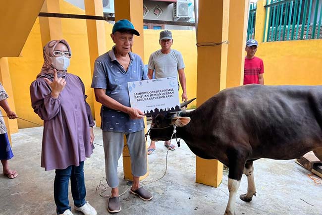 Jamkrindo Berbagi Hewan Kurban Untuk Masyarakat   