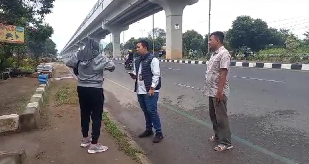 Pria Bermotor Matic Tanpa Nopol Jambret iPhone 13 Milik Guru Saat Bersepeda di Jakabaring 