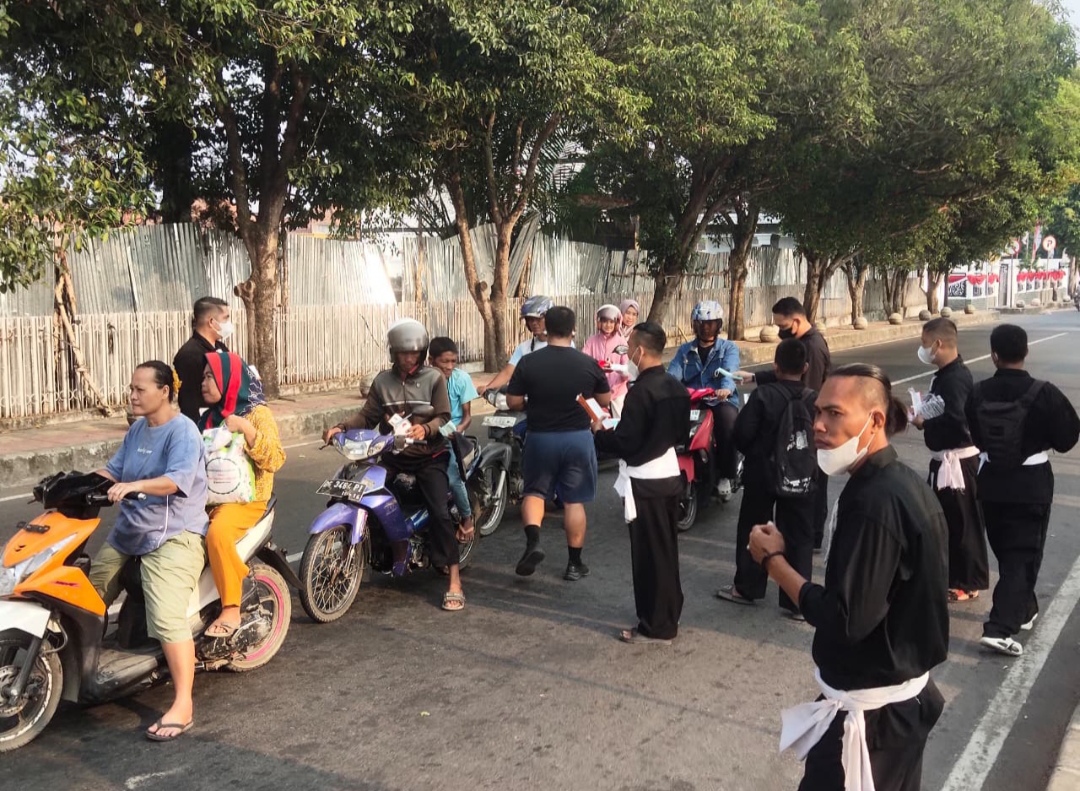 Masker dan Vitamin Dibagikan Warga PSHT Ranting Kayuagung ke Masyarakat