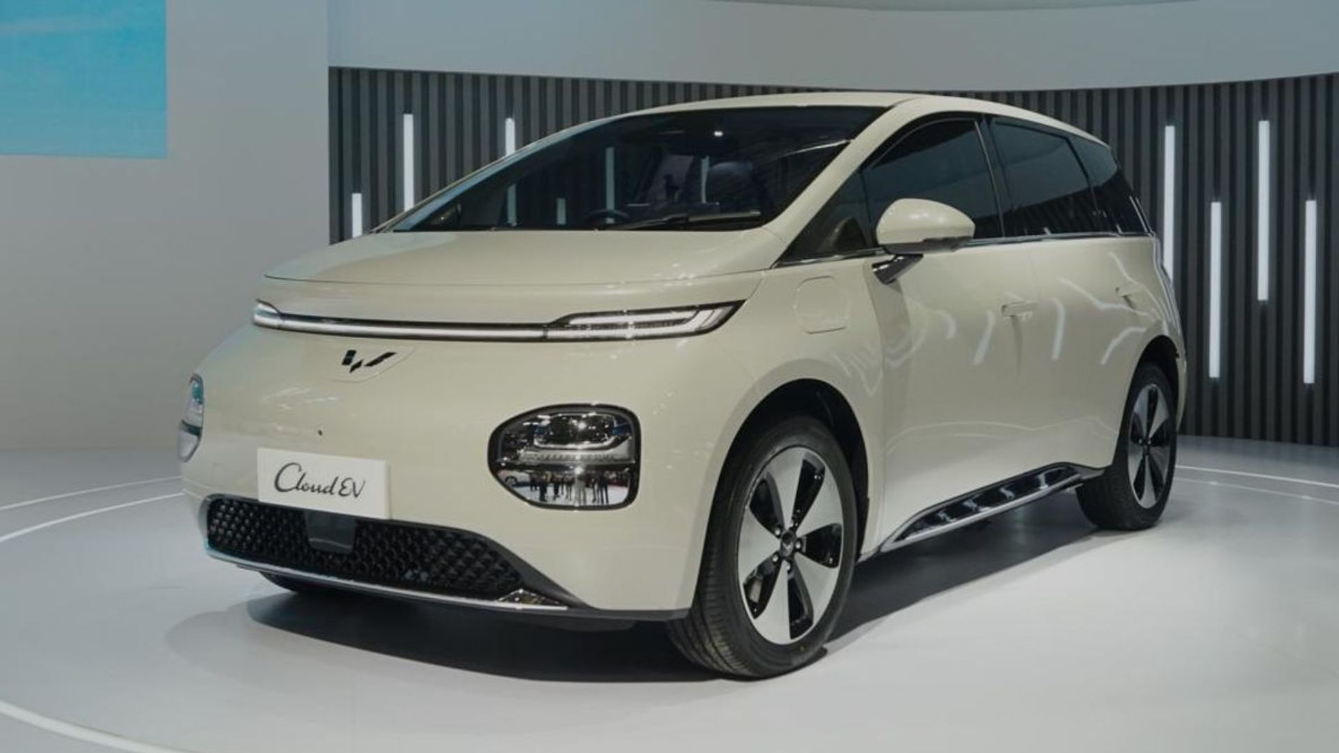 Wuling Cloud EV Hadirkan Teknologi Canggih dan Efisiensi Berkendara