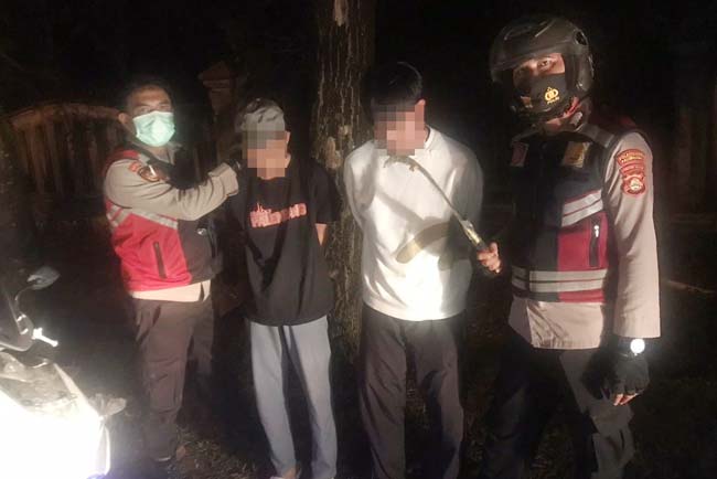 Duh! 2 Remaja Tertangkap Bawa Celurit Emas di Dekranasda Jakabaring Palembang, Diduga Hendak Ikut Tawuran
