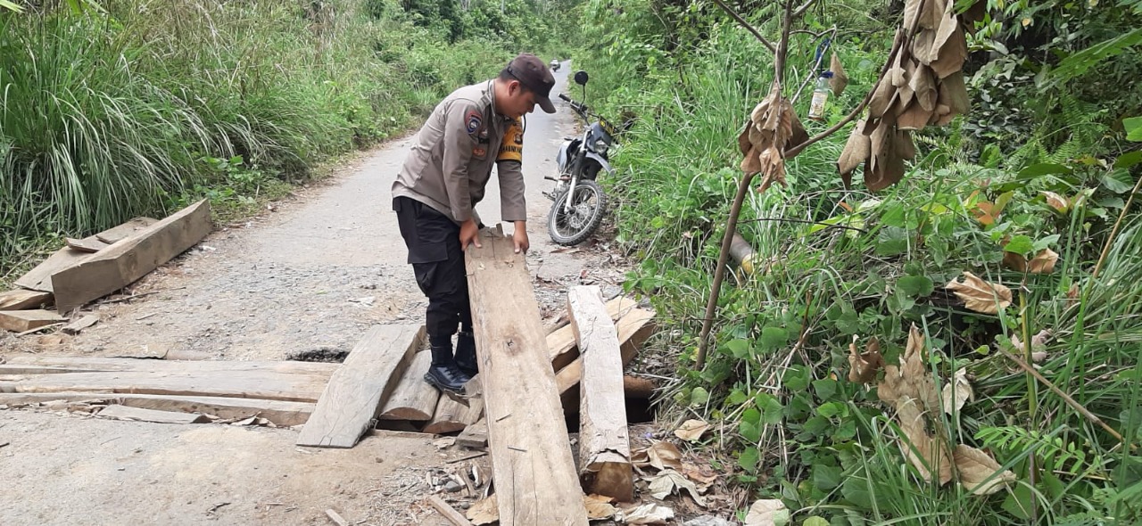 Jembatan Desa Giriyoso Rusak, Personel Polres Musi Rawas Tidak Tinggal Diam