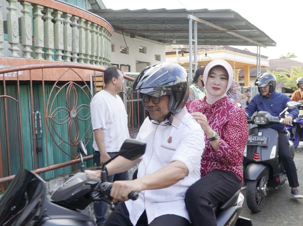 Nekat Pakai Sepeda Motor, Kajati Sumsel Bersama Istri Ikut Nyoblos di TPS 028 