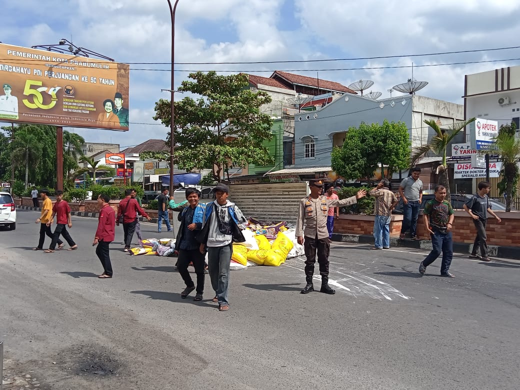 Sopir Ngantuk, Pick Up Pengangkut Sembako Terguling di Jalan Protokol Prabumulih, Begini Nasib Kernet