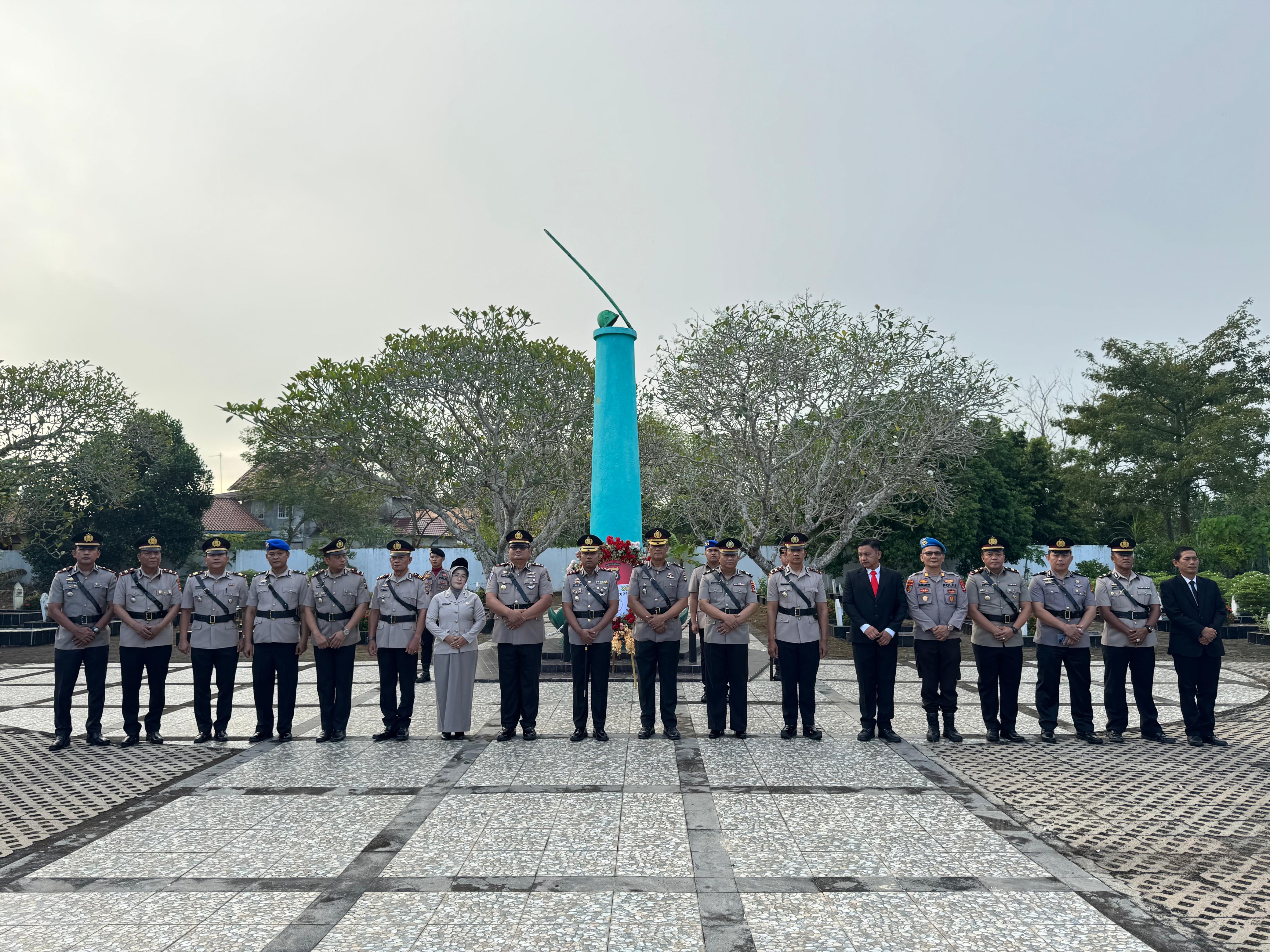 Sambut HUT Bhayangkara ke-79 Polres OKI Ziarah Makam Pahlawan
